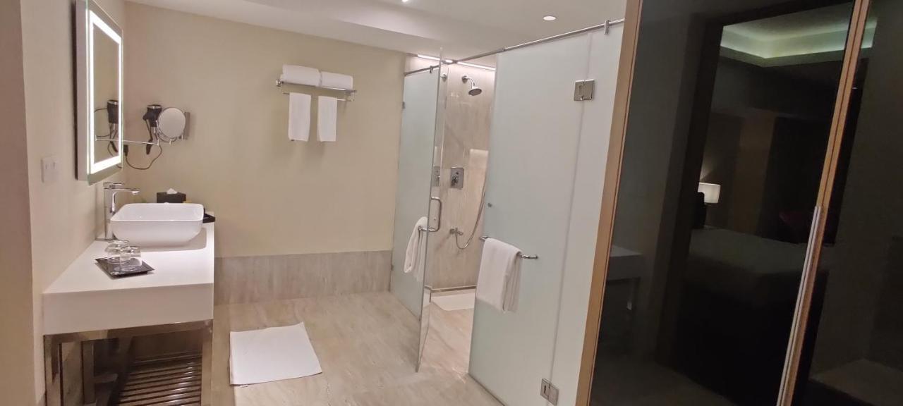 O By Tamara, Trivandrum Thiruvananthapuram Buitenkant foto A shower with a sliding door