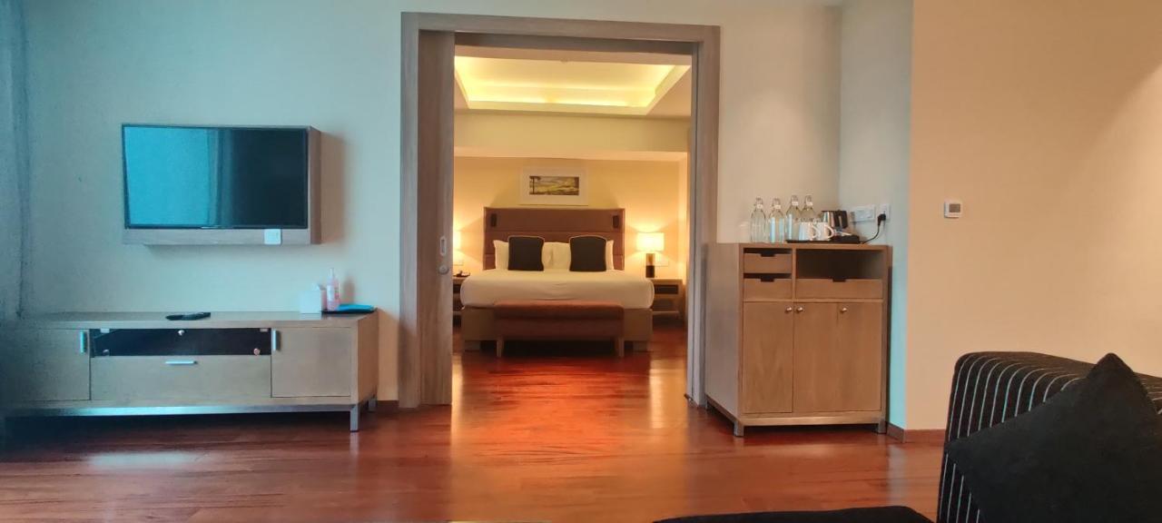 O By Tamara, Trivandrum Thiruvananthapuram Buitenkant foto A suite at the hotel
