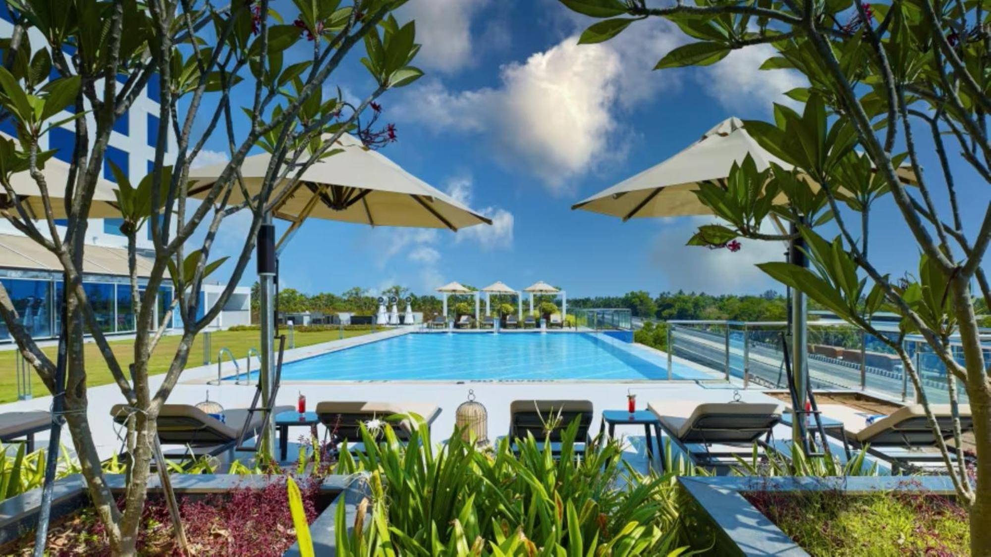 O By Tamara, Trivandrum Thiruvananthapuram Buitenkant foto The swimming pool at the resort