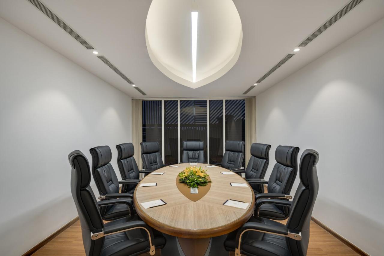 O By Tamara, Trivandrum Thiruvananthapuram Buitenkant foto Boardroom at the headquarters of the National Stock Exchange of India