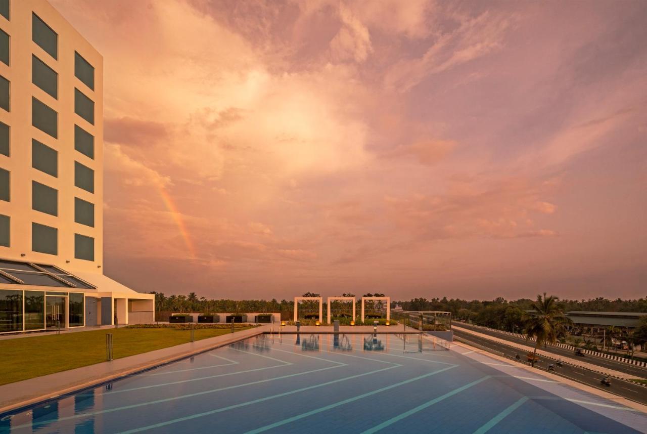 O By Tamara, Trivandrum Thiruvananthapuram Buitenkant foto The pool at the Infosys Mysuru campus